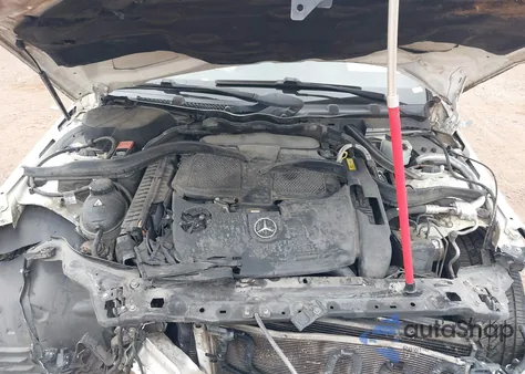 2013 Mercedes-Benz C 350 Sport z USA, uszkodzony, nr VIN WDDGF5HB4DA834763